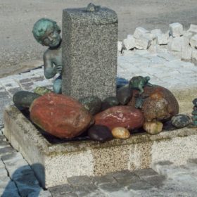 JungenBrunnen_mit_Deko