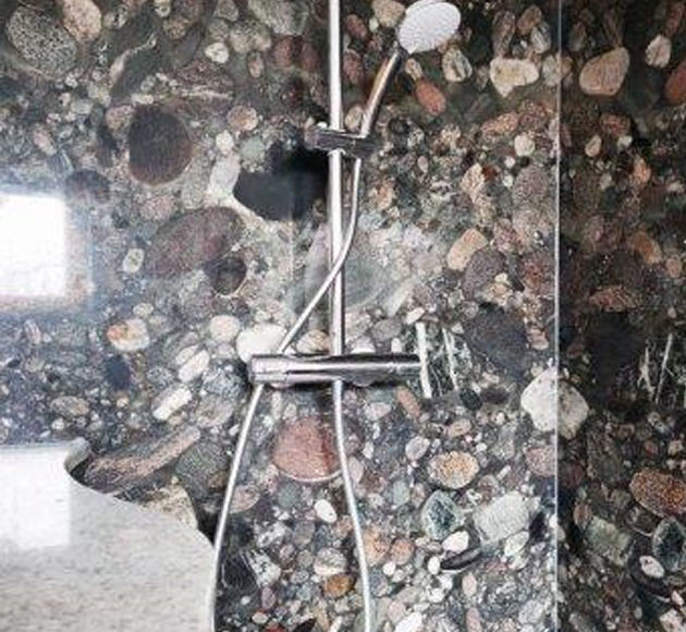 Naturstein-Dusche